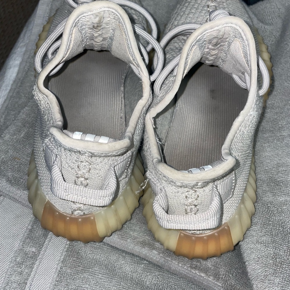 Yeezy’s seasame  good condition